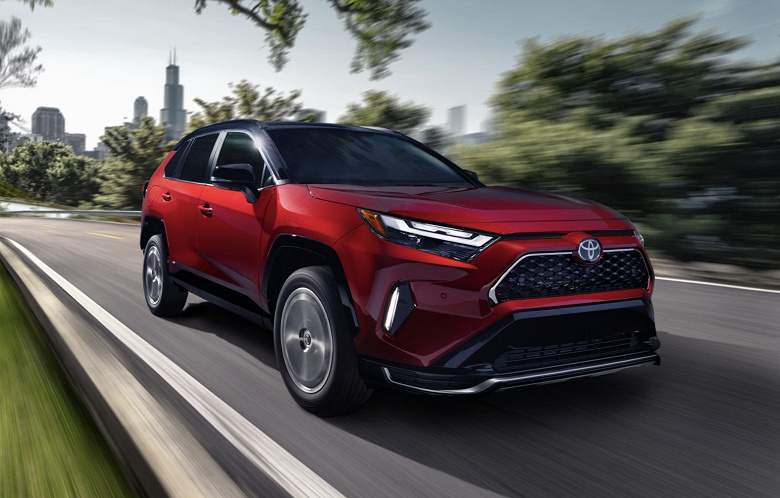 В России на продажу выставлено более 700 новых кроссоверов Toyota RAV4: названы актуальные цены на машины в наличии и под заказ